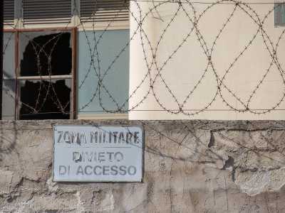 ...sia dall'immancabile recinzione, con tanto di cartello di divieto d'accesso